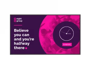 Produktbild der Präsentationsfolie von Eight Group: Das Logo von Eight Group, der motivierende Spruch „Believe you can and you're halfway there“ sowie eine Uhrengrafik mit dem Datum 1. April 2021 auf lila-rosa Hintergrund. Ideal für Menschen mit Sehbehinderung, die Produktdetails und Design erfassen möchten.