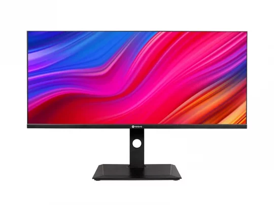 Der Ultra-Wide-Monitor „Samsung Curved“ mit schmalem Rahmen auf einem rechteckigen Standfuß zeigt ein farbenfrohes, abstraktes Muster in Pink, Lila, Blau und Orange. Ideal für produktives Arbeiten und detailreiche Darstellung – perfekt zur Orientierung für Menschen mit Sehbehinderung.