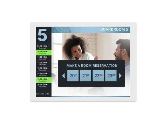 Das Produktbild zeigt den digitalen Planungsbildschirm „Boardroom 5“. Links werden die Buchungszeiten in Grün und Schwarz angezeigt. In der Mitte befindet sich ein Bedienfeld, über das Nutzer Termine für den 20., 21., 22. oder 23. reservieren können. Im Hintergrund unterhalten sich zwei Personen. Das Bild erleichtert die barrierefreie Raumreservierung für Konferenzräume.