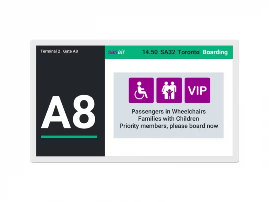 Flugsteiganzeige für Gate A8 im Terminal 2, die den Flug SA32 nach Toronto mit aktuellem Boarding anzeigt. Symbole informieren über bevorzugtes Boarding für Rollstuhlfahrer, Familien mit Kindern und VIPs. Optimal lesbare Flughafenbeschilderung am Gate A8.