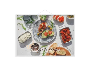 Auf dem Bild ist ein gedeckter Mittagstisch mit Bruschetta, Tomaten, Gurken, Oliven, Dips, Brot und frischen Salaten zu sehen. Ein Text informiert über die Mittagszeit von 11:00 bis 14:30 Uhr; handschriftliche Beschriftungen zeigen einzelne Speisen. Perfekt für Liebhaber mediterraner Spezialitäten.