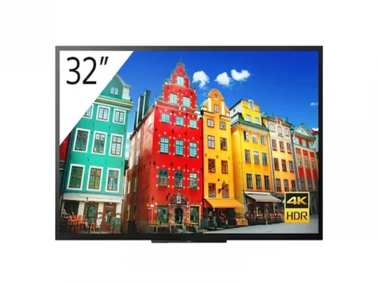 Der 32-Zoll-4K-HDR-Fernseher von Samsung zeigt farbenfrohe Hochhäuser vor blauem Himmel; die Bildschirmgröße und 4K HDR sind deutlich zu erkennen.