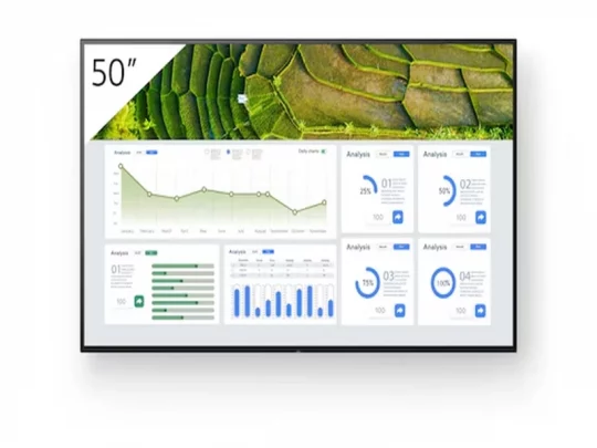 Der 50-Zoll-Flachbildschirm von Samsung zeigt Analyse-Dashboards mit Diagrammen und eine Luftaufnahme von grünen Terrassenfeldern.