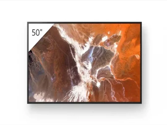 Samsung 50-Zoll-Fernseher mit schmalem schwarzem Rahmen und farbenfrohem abstraktem Motiv auf dem Bildschirm.