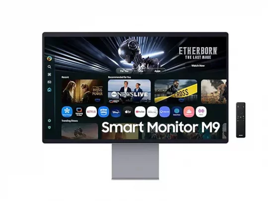 Samsung Smart Monitor M9 mit Fernbedienung: Auf dem Bildschirm sind mehrere Streaming-Apps und Filme zu sehen, daneben steht die Fernbedienung aufrecht.