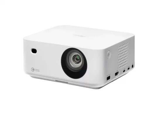 Weißer Mini-Beamer mit großer Frontlinse, seitlichen Lüftungsschlitzen sowie USB- und HDMI-Anschlüssen vor weißem Hintergrund.