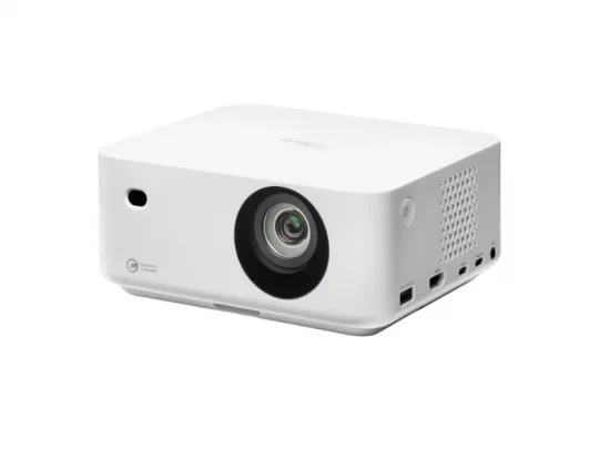 Beamer: Weißer Projektor mit großem Frontobjektiv, seitlichen Lüftungsschlitzen und HDMI-/USB-Anschlüssen, vor weißem Hintergrund.