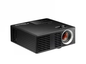 Optoma-Beamer in Schwarz mit rechtsseitigem Objektiv, Lüftungsschlitzen an der Vorderseite und Bedientasten oben auf weißem Hintergrund.