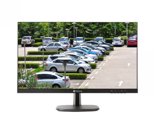 Der Monitor „ProView 24“ zeigt ein Bild eines Parkplatzes mit geparkten Autos, viel Grün und gut sichtbaren Richtungspfeilen auf dem Asphalt. Ideal für Sehbehinderte: Das Display stellt Details klar und kontrastreich dar.