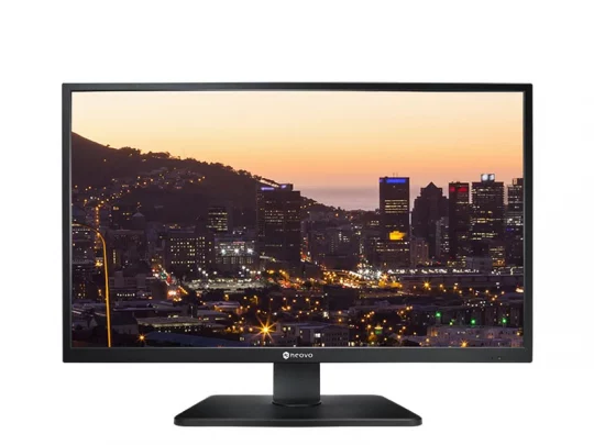 Der Samsung-Monitor zeigt eine Stadtansicht in der Dämmerung mit beleuchteten Gebäuden, einem Hügel und Straßenlaternen vor einem klaren Himmel. Das Samsung-Logo ist am unteren Bildschirmrand zu sehen.