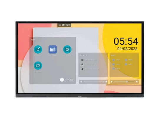 Der Samsung Smart-TV mit Flachbildschirm zeigt auf der rechten Seite eine farbenfrohe Benutzeroberfläche mit App-Symbolen, Einstellungen, Eingabeoptionen sowie Uhrzeit und Datum (05:54, 04.02.2022) an. Ideal für barrierefreies Fernsehen.