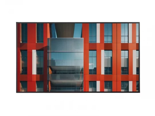 Produktbild der modernen Gebäudefassade „RedLine“: Rote vertikale Paneele, große Glasfenster und spiegelnde Metallflächen vor klarem Himmel – Architekturdesign für innovative Gewerbeimmobilien.