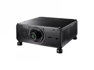 Epson-Projektor in Schwarz, rechteckig, mit großem Objektiv, Lüftungsschlitzen und vier verstellbaren Füßen vor weißem Hintergrund.