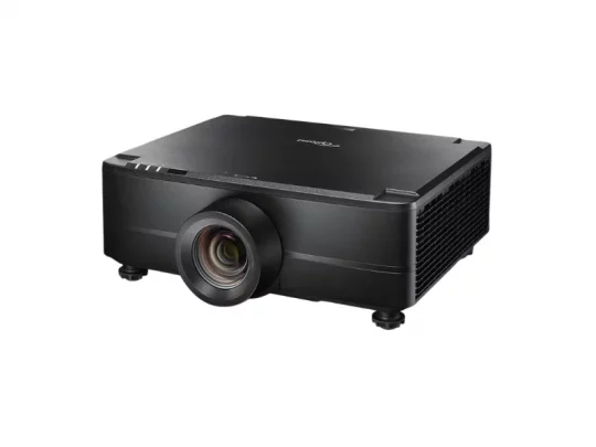 Schwarzer Beamer mit großer Frontlinse, seitlichen Lüftungsschlitzen und Standfüßen auf weißem Hintergrund. Produktfoto für einen Beamer.