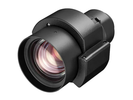 Nahaufnahme eines schwarzen Kameraobjektivs vor weißem Hintergrund, auf der die Glaslinsen und das Objektivgehäuse deutlich zu erkennen sind. Ideal für die professionelle Fotografie – das Produktbild zeigt das Kameraobjektiv im Detail.