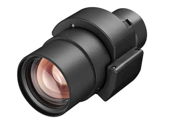 Schwarzes Kamera-Zoomobjektiv mit großem Frontelement, elektronischen Kontakten und Einstellringen vor weißem Hintergrund. Ideal für detailreiche Aufnahmen – Produktfoto eines hochwertigen Kameraobjektivs.