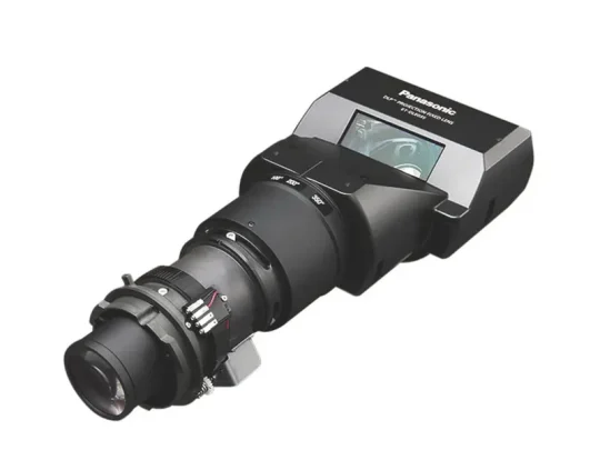 Panasonic-Projektor-Objektivmodul: Großes, verstellbares Objektiv an einem Ende, rechteckiges schwarzes Gehäuse mit Display und Panasonic-Logo am anderen Ende, vor weißem Hintergrund. Ideales Ersatzteil für Panasonic-Beamer.