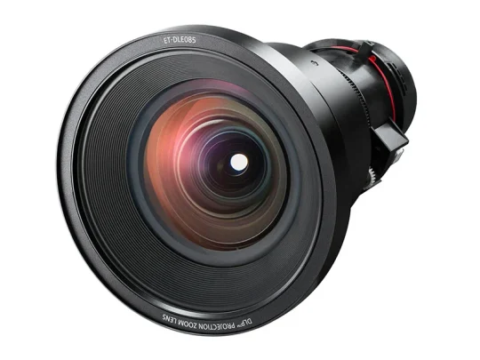 Canon EF 50 mm f/1,8 STM-Objektiv in Nahaufnahme vor weißem Hintergrund, mit sichtbaren Linsenreflexionen und Befestigungsring, ideal für detailreiche Produktfotografie und Porträtaufnahmen.