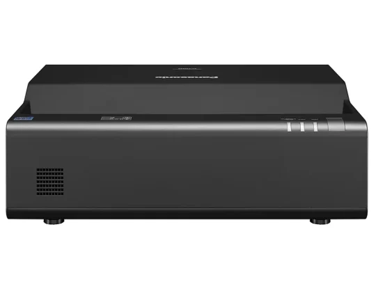 Panasonic-Beamer in Schwarz, Vorderansicht mit Lüftungsschlitzen links, drei Tasten rechts und einem zentral platzierten Panasonic-Logo oben – gut erkennbares Produktbild für Sehbehinderte.