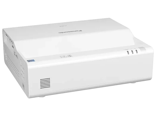 Panasonic-Beamer in Weiß, rechteckige Form mit seitlichen Lüftungsschlitzen und mehreren Anschlüssen – ideal für Präsentationen oder Heimkino.