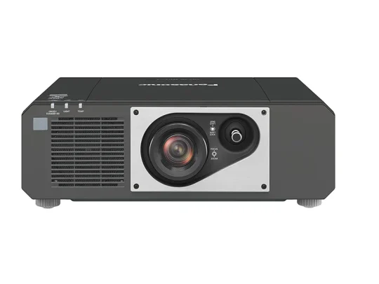 Panasonic-Projektor in Schwarz, von vorne gesehen mit dem Objektiv rechts und Lüftungsschlitzen links; oben links befinden sich Bedienknöpfe und Beschriftungen.