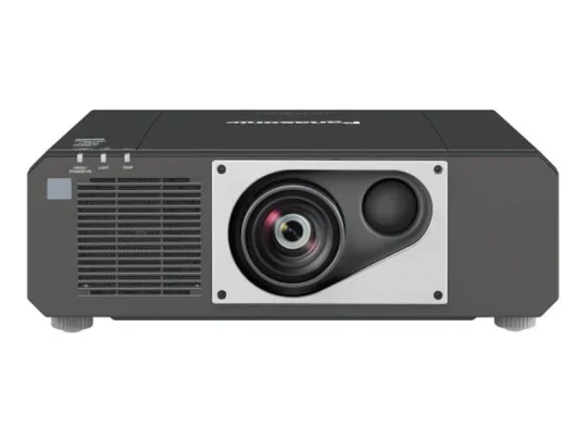 Panasonic-Beamer in Schwarz, von vorne abgebildet mit großem Objektiv rechts und Lüftungsgittern links. Minimalistisches Design, Bedienknöpfe und Anzeigen oben links zu sehen.