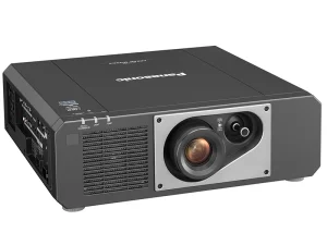 Panasonic-Beamer in Schwarz mit großem Objektiv, Lüftungsschlitzen, Bedientasten und seitlichen Anschlüssen vor weißem Hintergrund. Ideal für Heimkino oder Präsentationen.