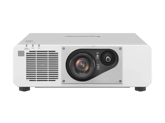 Epson-Beamer in Weiß, frontal abgebildet mit großem, zentral angeordnetem Objektiv, Bedienelementen, Lüftungsgitter links und Anzeigeleuchten oben. Ideal für Präsentationen und Heimkino.