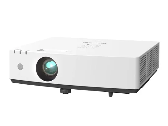 Der weiße Epson-Projektor steht auf einer ebenen Fläche; sein leuchtendes Objektiv ist nach vorne gerichtet, an den Seiten sind Lüftungsschlitze und vorne ein kleiner, verstellbarer Fuß zu erkennen.
