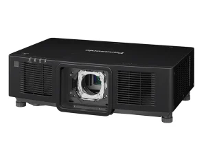 Schwarzer Panasonic-Beamer mit seitlichen Lüftungsschlitzen und zentraler Objektivöffnung, stehend auf einer ebenen Fläche vor neutralem Hintergrund.