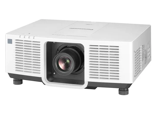 Panasonic-Beamer in Weiß mit großem schwarzem Objektiv, seitlichen Lüftungsschlitzen und vier kleinen Standfüßen vor weißem Hintergrund.
