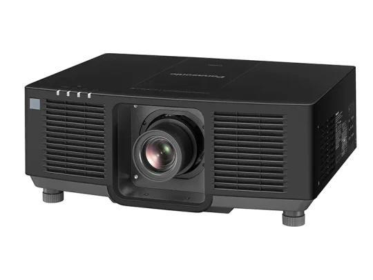 Panasonic-Projektor in Schwarz mit einem großen Objektiv in der Mitte, seitlichen Lüftungsgittern und vier kleinen Standfüßen.