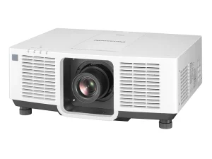 Panasonic-Beamer in Weiß mit großem, mittig angeordnetem Objektiv und seitlichen Lüftungsschlitzen, auf einer weißen Fläche stehend.