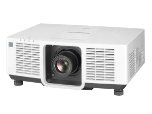 Panasonic-Projektor in Weiß mit großem, zentral angeordnetem Objektiv, seitlichen Lüftungsgittern und verstellbaren Füßen vor einem neutralen Hintergrund. Perfekt für Präsentationen und Heimkino.