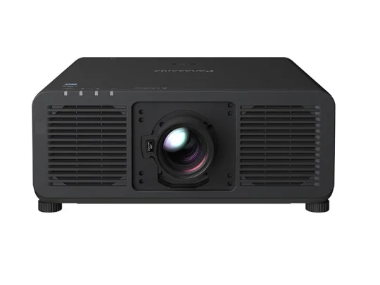 Epson-Projektor in Schwarz, von vorne aufgenommen. Der zentrale Objektivbereich und die beidseitigen Lüftungsschlitze sind vor weißem Hintergrund deutlich zu erkennen.