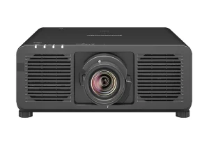 Der Epson EH-TW7100 Beamer in Schwarz ist von vorne abgebildet. In der Mitte befindet sich das große Objektiv, seitlich sind zwei belüftete Paneele zu sehen, links oben befinden sich die Bedientasten.