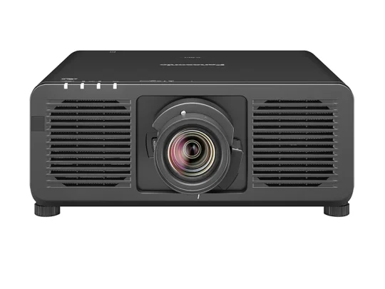 Der Epson EH-TW7100 Beamer in Schwarz ist von vorne abgebildet. In der Mitte befindet sich das große Objektiv, seitlich sind zwei belüftete Paneele zu sehen, links oben befinden sich die Bedientasten.