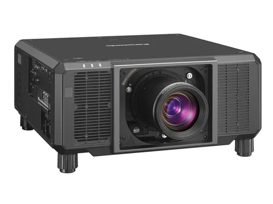 Panasonic-Projektor in Schwarz, rechteckige Form mit großem, mittig angeordnetem Objektiv, seitlichen Lüftungsgittern und vier kurzen Standfüßen vor weißem Hintergrund.