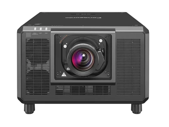 Panasonic-Beamer in Schwarz, vorne mit großem, zentral angeordnetem Objektiv, seitlichen Lüftungsgittern und Bedienknöpfen oben links.