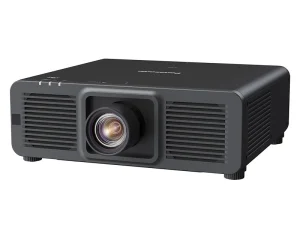 Panasonic-Beamer in Schwarz mit großem, zentral angeordnetem Objektiv, seitlichen Lüftungsgittern und Bedientasten oben links, vor weißem Hintergrund.