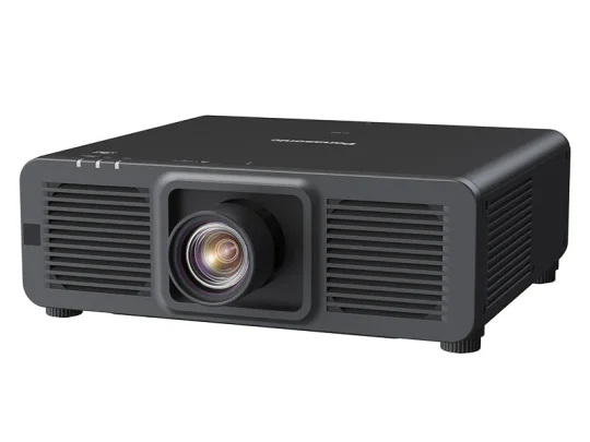 Panasonic-Beamer in Schwarz mit großem, zentral angeordnetem Objektiv, seitlichen Lüftungsgittern und Bedientasten oben links, vor weißem Hintergrund.