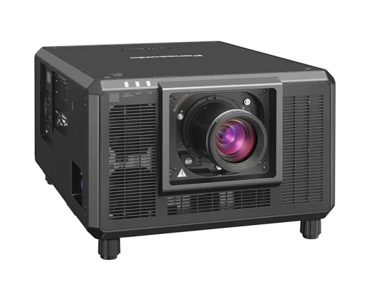 Panasonic-Projektor in Schwarz mit großem Objektiv und sichtbaren Lüftungsschlitzen auf vier kleinen Standfüßen. Auf der Vorderseite befinden sich Bedientasten und Kontrollleuchten.