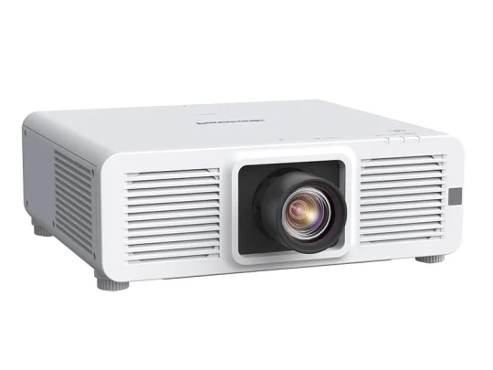 Weißer Multimedia-Beamer, Modell mit großer Frontlinse, seitlichen Lüftungsschlitzen und kleinen Standfüßen, vor weißem Hintergrund – ideal für Präsentationen und Heimkino.