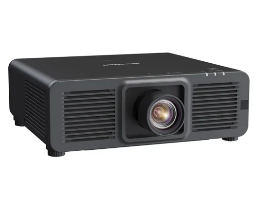 Schwarzer Beamer mit großem Objektiv in der Mitte, Lüftungsschlitzen an den Seiten und Bedientasten oben rechts. Ideal für Heimkino und Präsentationen.