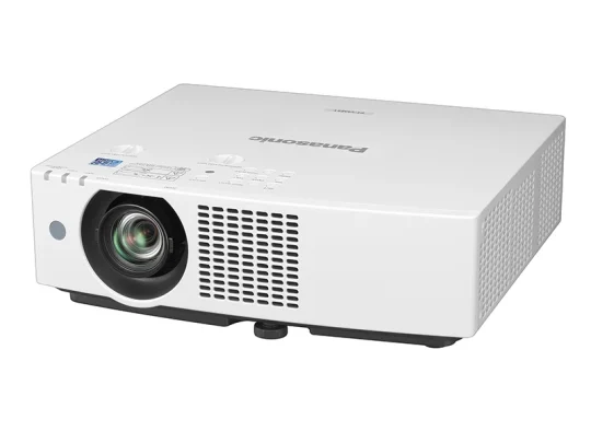 Panasonic-Beamer in Weiß mit großem Objektiv, Lüftungsschlitzen und Bedientasten auf der Oberseite, vor weißem Hintergrund.