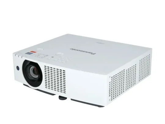 Panasonic-Projektor in Weiß, mit Bedientasten oben, Lüftungsschlitzen an den Seiten und auffälligem Objektiv vorne links – schräg vor weißem Hintergrund fotografiert.