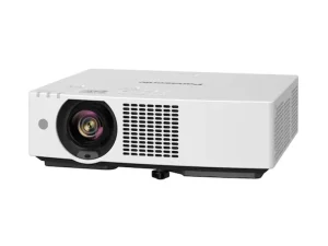Beamer, weißes Gehäuse mit großem Objektiv vorne links und seitlichen Lüftungsschlitzen, auf weißem Hintergrund – ideal für Präsentationen oder Heimkino.