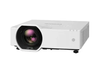 Panasonic-Beamer in Weiß, Frontansicht mit großem Objektiv auf der linken Seite, auf einer weißen Fläche aufgestellt.