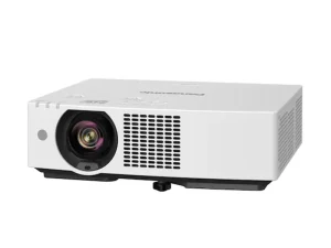 Panasonic-Beamer in Weiß mit markantem Objektiv auf der linken Seite, Lüftungsgittern und Bedienelementen auf der Oberseite, auf einer ebenen Fläche vor neutralem Hintergrund stehend.