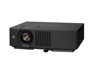 Epson-Beamer in Schwarz mit großem Objektiv vorne links, Lüftungsgittern rechts und einfachen Bedienelementen oben, vor weißem Hintergrund.